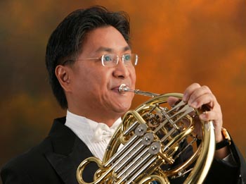曾任柏林爱乐维也纳爱乐客座首席圆号演奏家韩小明