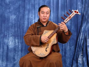 乌云嘎出生于内蒙古兴安盟扎赉特圣山脚下的一个牧民家里,乌云嘎