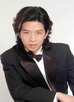2003年考取中央音乐学院声乐歌剧系,师从著名男低音歌唱家彭康亮教授.