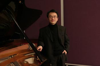 周挺副教授现任上海音乐学院钢琴科副主任.