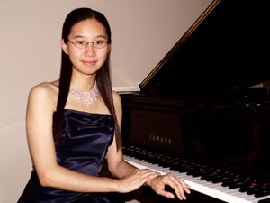 徐韵自幼跟随珠影乐团钢琴演奏家,钢琴教育家李汉文学习钢琴.