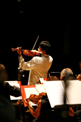 当琴坛天才邂逅美丽夏娃小提琴家宁峰演绎门德尔松交响音乐会