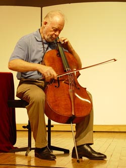 在我身旁的大提琴学生,大提琴老师都赞叹不已,认为大师不愧为大师