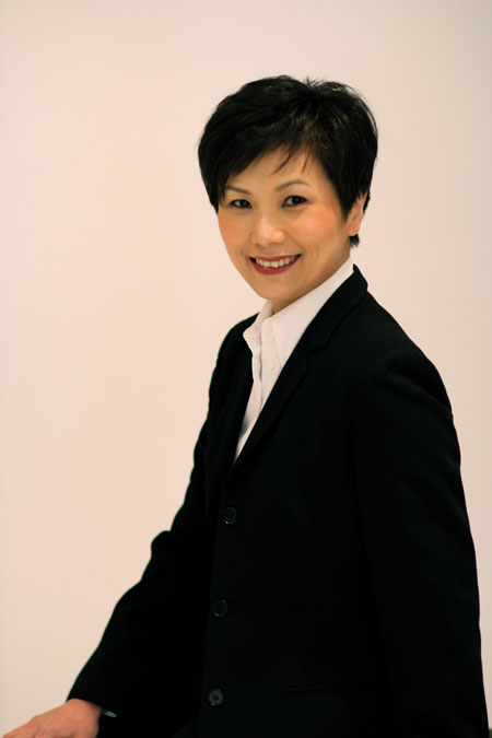 指挥:叶咏诗  是现在世界上活跃着为数不多的优秀女指挥家.