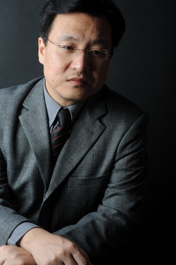 北京高级知识分子家庭,早年就读于中央音乐学院附小及附中,师从赵屏国