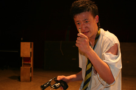 它们告别地球,走出太空终于它们像摇滚游吟诗人一样高唱它们对生活的