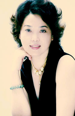 皮晓彩女高音歌唱家,现任星海音乐学院声乐教授.