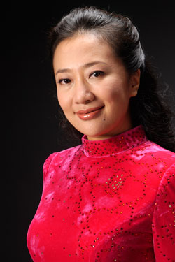 崔峥嵘   女高音歌唱家广州交响乐团女高音歌唱家,1993年以优异成绩