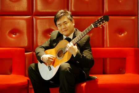 殷飚中国十大吉他名家之一,"中国风"创始人,中国音协吉它学会副理事长