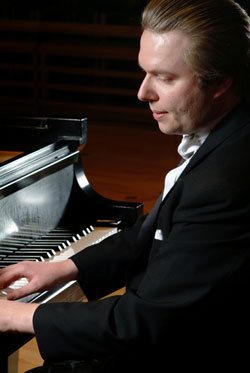 piano著名钢琴家/指挥家:拥有伊斯坦布尔与亚美尼亚的血统,毕业于